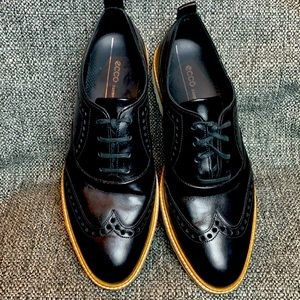 Ecco women’s incise wing tip flat size 7 leather black with white rubber sole